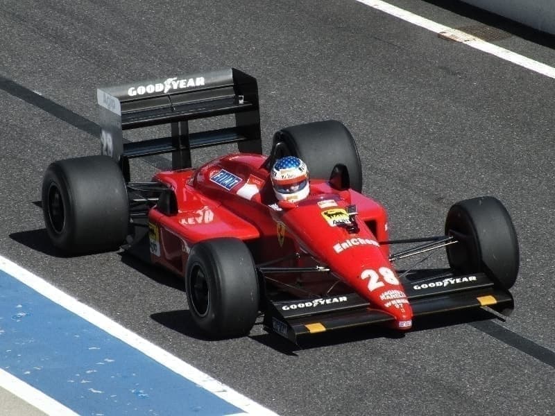 ジャン・アレジがドライブするフェラーリF187